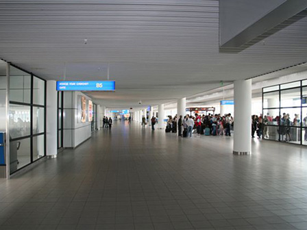 Dobner Paneeldecke im Flughafen